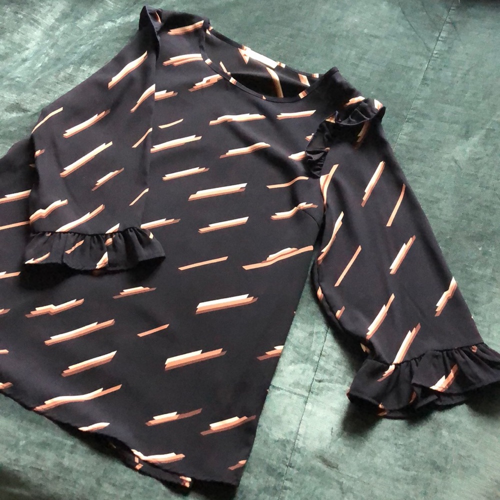 Entro blouse with ruffles and geometric pattern